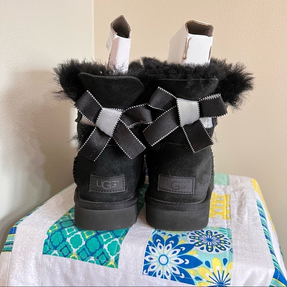 Ugg boot, size 6, black with bow - Picture 6 of 10